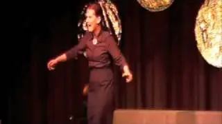 La Signora tanzt und singt als wär's das erste Mal