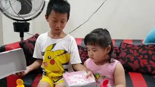 Unboxing hadiah oleh - oleh mainan dari Papa, Bryan yang pakai baju Pokemon bersama adik Brianna