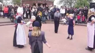Dutch kids dancing in Keukenhof