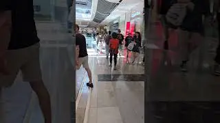 Лондон.  Торговый центр. Одни бездельники. London. Shopping centre. All idlers.