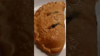 SPINACH and MUSHROOMS PIZZA POCKET (CALZONE) with CHEESE SAUCE #shorts