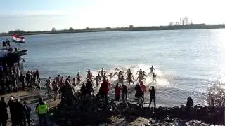 Nieuwjaarsduik in de Lek, Lekkerkerk (Opperduit )