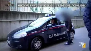 Motoscafo e auto di lusso grazie al business dell'accoglienza