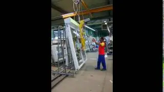 Das Vakuum-Hebeger&auml;t 7005-ADrk4/E im Einsatz bei der Hoffmann GmbH & Co. KG