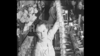 1948 - Female barkeeper in a milk bar serving her guests with an artistic performance | Framepool