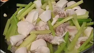 STIR FRY SQUID WITH CELERY