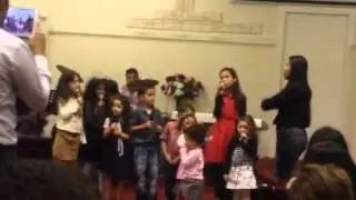 Moses e Caleb animados louvando.