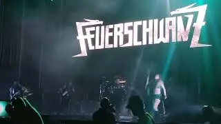 Feuerschwanz (Johanna von der V&ouml;gelweide, viol&iacute;n y zanfona). Leyendas del Rock. Viernes, 08/08/25