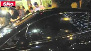 Paris fugge dai paparazzi... investendoli
