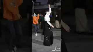 wanita cantik Tibet menari dengan pakaian tradisional || 穿着传统服饰跳舞的美丽藏族妇女 #himalayan #tibetan #asian