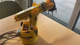 6 axis industrial robot out of &bdquo;Lego Technic&ldquo; (looks like Fanuc 😬)