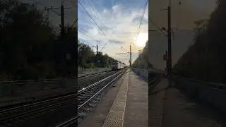 Супер приветливый электровоз ВЛ11м-203/200А с грузом проезжает о.п Вяткино #электровоз #ржд #бмо