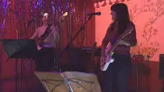 PAULINE EN LA PLAYA - Sola (Undershakers)
