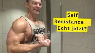 Der Typ ist irre&hellip; denkt, er baut so Muskeln auf?!