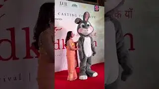 #АхсаасЧанна выглядит потрясающе в сари на #BoltiKhidkiyaanFilmFestival Мукеша Чхабры