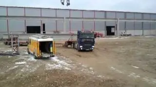 Betonbinder wird in Baustelle eingefahren.