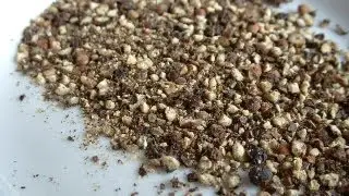 Making cracked pepper