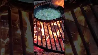 Keine 20.000&nbsp;&euro; Hightech-K&uuml;che geben mir dieses Gef&uuml;hl. #cooking #kochen #campfirecooking