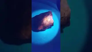 ORANGE FLUORESCENCE BY SODALITE UNDER UV EXPOSURE 365nm. UV REACTIVE SODALITE.#sodalite #uvreactive
