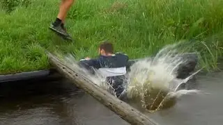 Raoul valt in de sloot