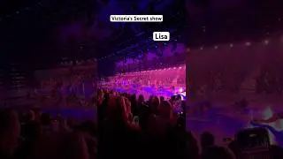 !!! LISA doing split while performing at Victoria&rsquo;s Secret show #lisa #lalalalisa_m #victoriasecret