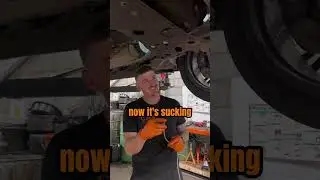 Как добраться до сливного отверстия? 🤔 BMW X3 на обслуживании дифференциала и коробки передач 🦾