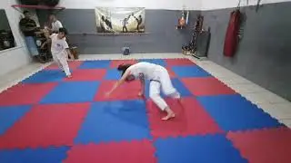 Mulher &eacute; na Capoeira movimenta&ccedil;&atilde;o top.