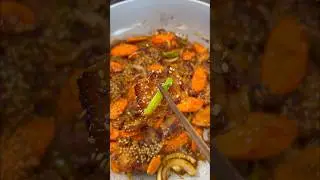 Жаренная по-корейски свинина с острым соусом, Чеюк боккым, или твэччигоги боккым #шорты