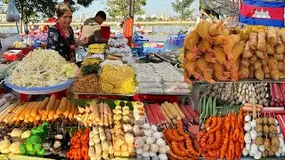 $0.50&ndash;$1 Street Food in Phnom Penh 🇰🇭 | Cheap & Busy Walk Street at Chaktomuk