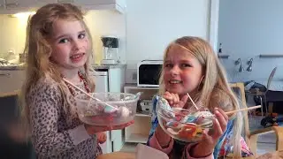 SanneVilleFamily❤Pigerne viser hvad de har købt i Gudhjem🍫😲