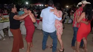que chulada de ambiente en este mega bailazo de lujo en la ganadera de cutzamala