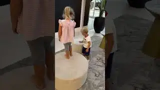 Милые дети веселятся в холле. Видео с детьми! #halloween #baby #toddlers #funny #swimming