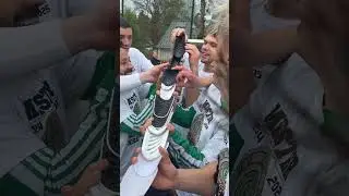 Der FV Schwalbach III feiert Kreisliga-Meisterschaft mit Schienbeinschoner-Bierbong 😝