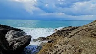 Il suono del mare, onde sulla scogliera