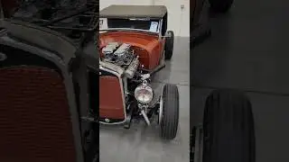 Нет! Это кастомный классический V8 с шестью карбюраторами. Выставка грузовиков в Пиджен-Фордж.
