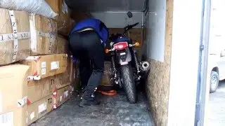 Погрузка мотоцикла в фургон