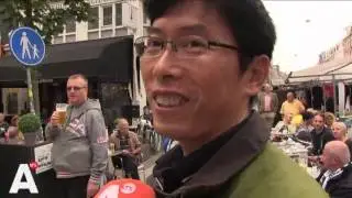 Fans herdenken Andr&eacute; Hazes bij standbeeld