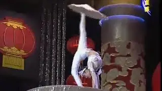 Spring Festival Chinese Contortion: Rug Spinning 小米粒1998央视春晚杂技