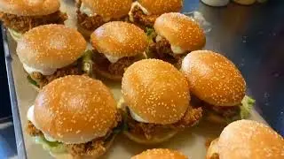 #Kashif food Gulshan Iqbal Zinger burger mast Taste good 👍 Hot 🔥 and Spicy 🥵