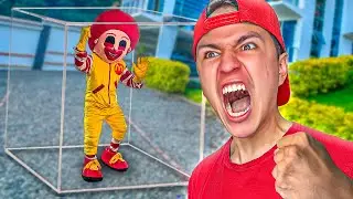 ATRAPAMOS al PAYASO  RONALD MC DONALDS.exe EN UNA CAJA INVISIBLE *anti payasos *🤡
