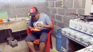 Cocinando carne con pipián