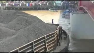 viral, Jembatan ampera palembang ditabrak tongkang batubara seberat 7700 metrik ton | 18/05/2017