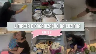 #EpisódioLimpezaDaCozinha #Parte2 | Limpeza dos armários de baixo e organização das louças, vem ver💖