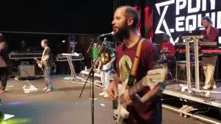Kuky Lughon cantando Novo dia