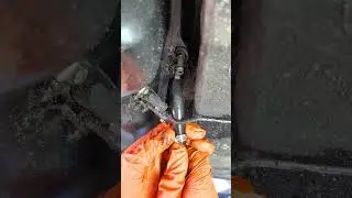 Fast fuel line repair on an old luxury BMW #mechanic #repair #bmw #e38 #rust #diesel #fuel #diy