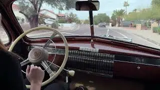 За рулём седана Cadillac V 16 Imperial 1940 года выпуска, модель 9033 — иконы роскоши довоенной э...