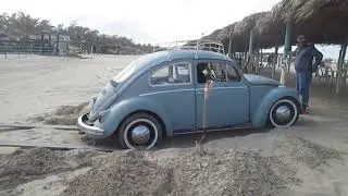 VOCHO SE QUEDA ATASCADO EN LA ARENA DE UN PLAYA EN TUXPAN VER