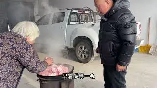 #农村生活 #乡村美食 婆媳大铁锅㸆油脂，整了一大盆
