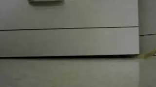Как установить (или прикрепить) шкаф к неровному полу