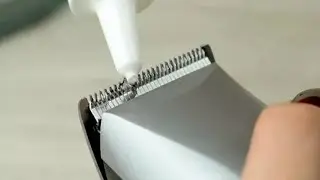 أسهل طريقة لتنظيف ماكينة الحلاقة بالنفض ✂️